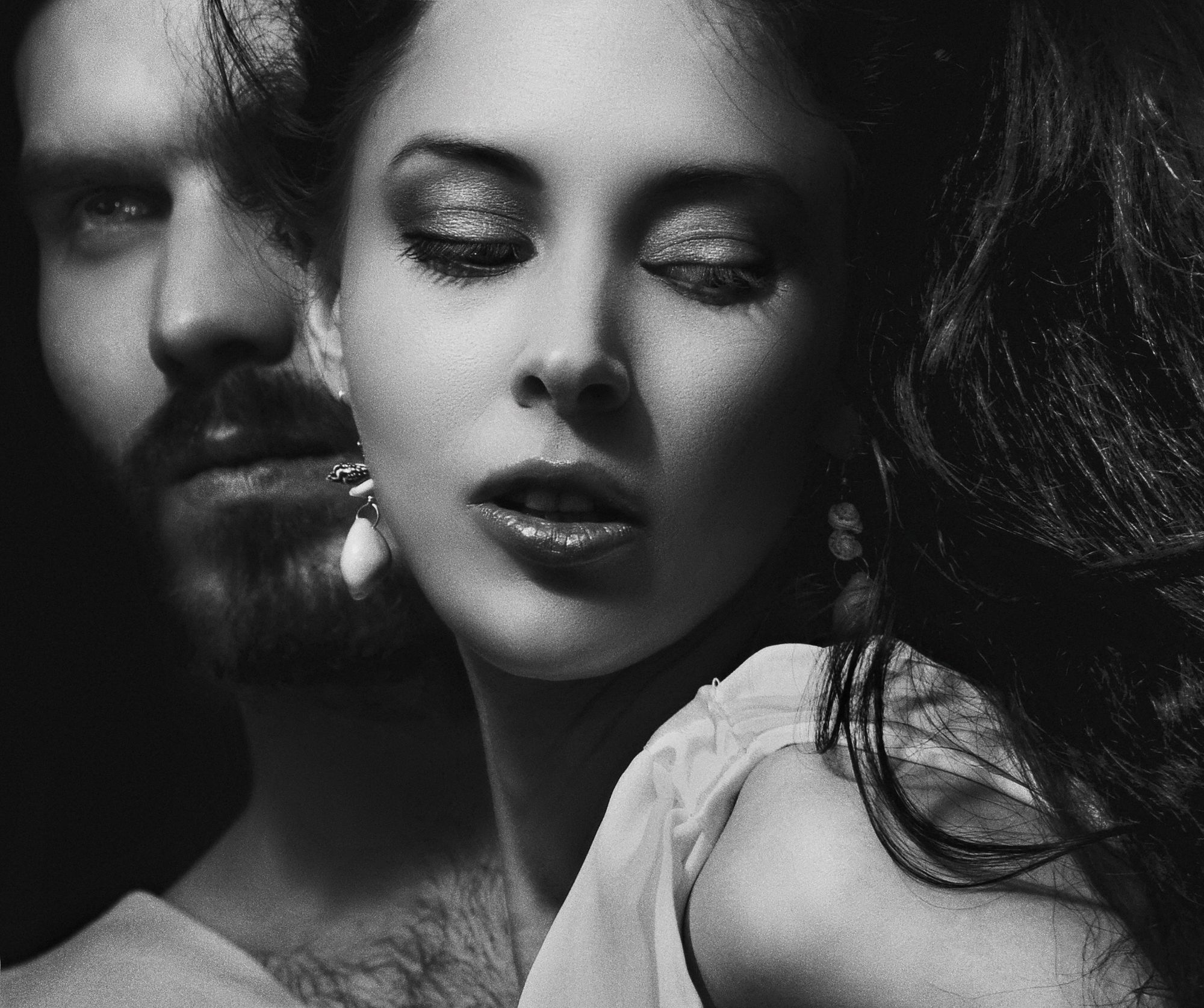 Black and white portrait of a man and woman cheek to cheek